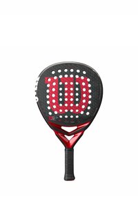 Wilson padel racket met een ronde kop, zwarte gestructureerde oppervlakte, rode accenten en grote witte perforaties, met een opvallend rood logo.