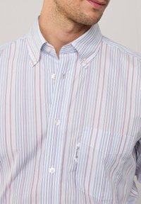 Gestreept shirt met verticale blauwe, rode en witte lijnen, met een button-down kraag, een borstzak met label en een gladde katoenstof.