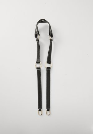 Schwarzer Leder-Doppelriemen mit weißen Nähten, goldenen Metallringen und Haken auf weißem Hintergrund.