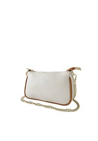 Borsa a tracolla in pelle bianca con finitura texturizzata, rifiniture in pelle marrone e tracolla in oro. Chiusura a zip e dettagli hardware discreti.