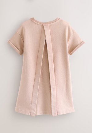 Jasnoróżowa koszulka z krótkim rękawem i okrągłym dekoltem, z pionowym rozcięciem z tyłu. Miękka, teksturowana bawełniana tkanina.