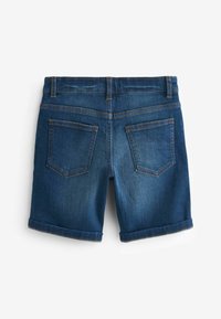 Shorts in denim blu scuro con orlo arrotolato, dotati di doppie tasche posteriori e cuciture arancioni a contrasto, texture liscia, vestibilità standard.