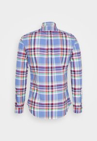 Camicia da uomo a maniche lunghe con motivo a quadri blu con accenti rossi, verdi e bianchi. Realizzata in cotone con colletto abbottonato e orlo arrotondato.