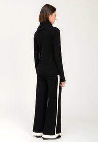 INFLUENCER COWL-NECK - Strickpullover - black