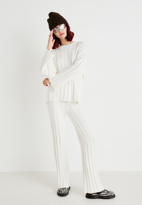 CABLE TROUSERS - Trousers4