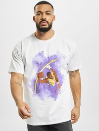 Hvit bomulls t-skjorte med grafisk design av en basketballspiller i lilla akvarell, med gulldetaljer og kortermet.