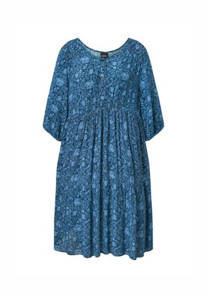 Modré šaty s květinovým vzorem vyrobené z lehké tkaniny, s kulatým výstřihem, tříčtvrtečními rukávy a detailem v pase s nařasením.