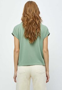 Minus MIFRIKKA CAP SLEEVE T-SHIRT. - Pamata T-krekls - basil green