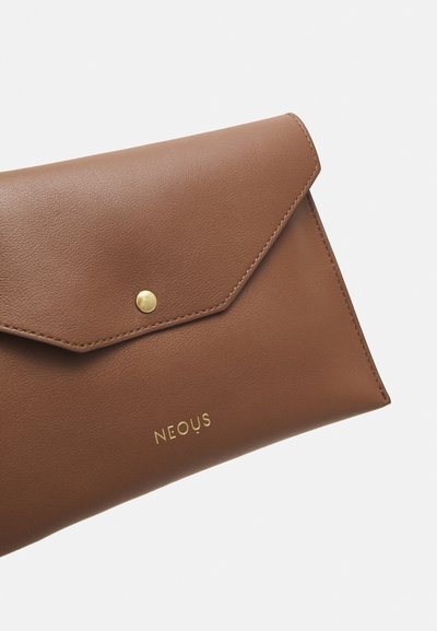 Pochette en cuir marron avec un fermoir à bouton pression doré et le nom de la marque "NEOUS" embossé à l'avant. Texture lisse, design minimaliste.