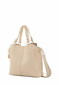 Beige Lederhandtasche mit zwei kurzen Griffen, einem abnehmbaren Schultergurt, goldfarbenen Beschlägen und einer strukturierten Form mit Nähten.