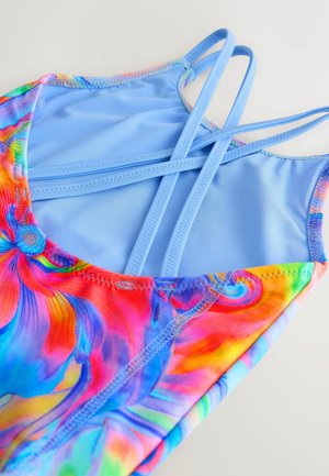 Badeanzug mit einem blauen Hauptteil und buntem Blumenmuster; verfügt über dünne, überkreuzte Träger und ein glattes, elastisches Material.