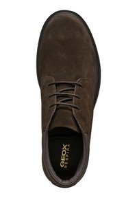 Scarpa in suede marrone con punta rotonda, stringata davanti e colletto imbottito. Suola in gomma nera e logo "GEOX RESPIRA" in oro sull'inserto.