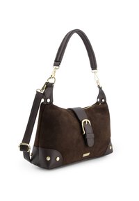 Sac à main en daim marron à la forme structurée, agrémenté de cuir lisse et de ferrures dorées. Comprend une bandoulière amovible et un détail de boucle.