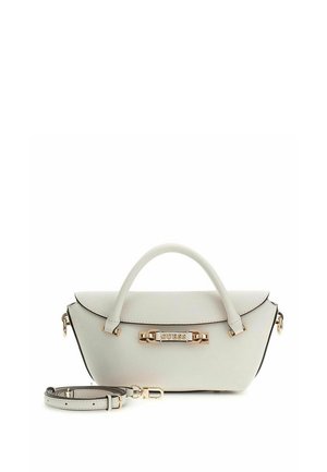 Sac à main blanc GUESS avec poignée supérieure incurvée, accessoires dorés et bandoulière amovible placée à côté.