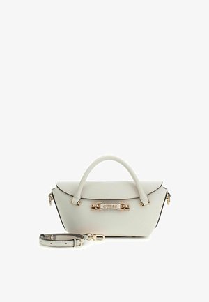 Sac à main blanc GUESS avec poignée supérieure incurvée, accessoires dorés et bandoulière amovible placée à côté.