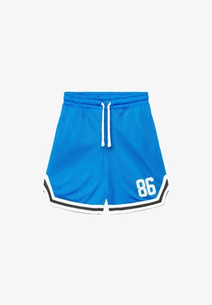 Niebieskie sportowe szorty z siateczki z białym sznurkiem, białą i czarną paskowaną lamówką oraz białym numerem 86 na prawej nodze.