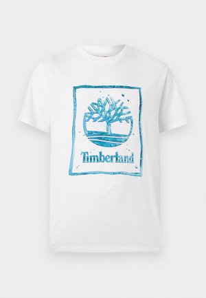 Maglietta bianca a maniche corte con il logo dell'albero Timberland blu e testo del marchio in rilievo al centro sul davanti.