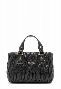 Borsa nera con design trapuntato, dettagli in metallo dorato, doppi manici e logo marchiato sul davanti. Dalla texture liscia e forma compatta.