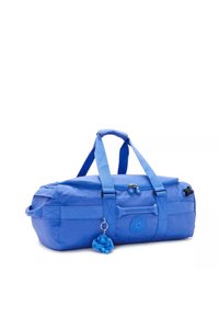 Blå Kipling duffelväska med dubbla handtag, zip-försedd huvudfack, sidofickor och en liten plyschapa nyckelring fäst.