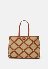 Sac fourre-tout en paille tissée de couleur beige avec des accents en simili cuir marron, présentant un motif en losanges et des détails en forme de cœur doré sur la surface.