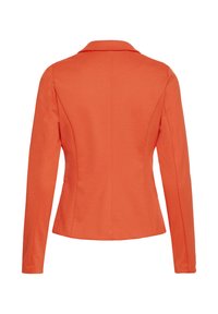 Kohandatud oranž bleiser, millel on vormitud vöökoht, pikad varrukad ja sälguääris krae, nähtud tagant valgel taustal.