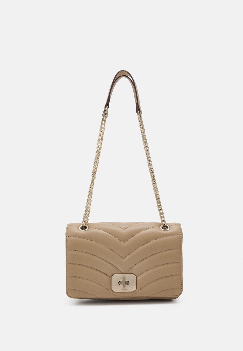 Gesteppte beige Handtasche mit goldener Kettenriemen, mit flacher rechteckiger Form und einem metallischen Verschluss; weiche Lederstruktur.