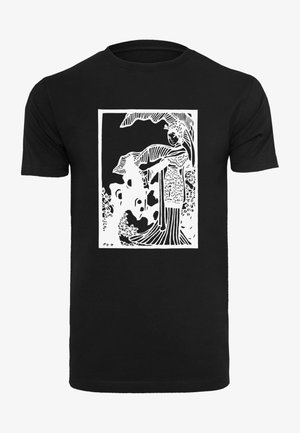 Camiseta de algodón negra con un diseño en estilo cortado en blanco de una figura en medio de follaje, con patrones y detalles intrincados.