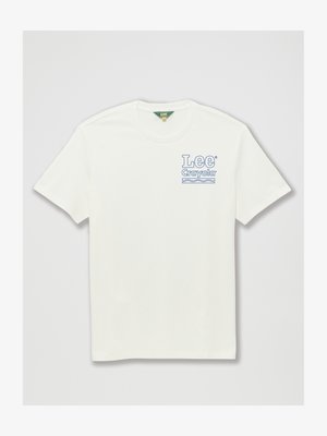Camiseta blanca de manga corta con el logo azul "Lee Crayola" y un diseño de olas en el lado izquierdo del pecho, sobre un fondo gris.