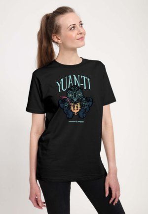 Zwarte t-shirt met een kleurrijke grafiek van een slangachtig wezen met de tekst "YUAN-TI" erboven en "Dungeons & Dragons" eronder.