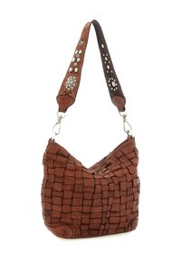 Borsa a mano in pelle marrone con texture intrecciata, caratterizzata da una cinghia decorativa con dettagli in argento e motivi floreali. Forma elegante e curva per un facile trasporto.