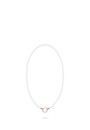 Collier délicat de perles blanches avec un fermoir circulaire en or rose centré sur un fond blanc.
