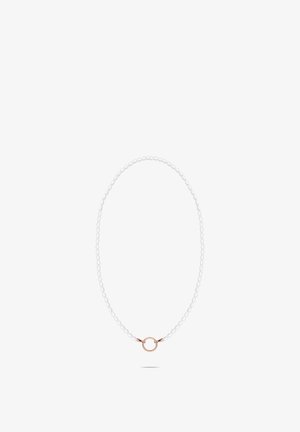 Delikat hvid perlekæde med en rund lås i rosaguld centreret på en hvid baggrund.