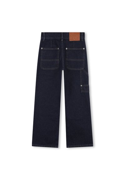 Jean en denim foncé avec une coupe droite et large, doté de plusieurs poches, de détails de couture et d'une étiquette en cuir à l'arrière.