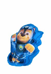 Cuscino di peluche blu con un cane cartone animato in uniforme, dai colori vivaci e una superficie testurizzata, che rappresenta schizzi d'acqua intorno.
