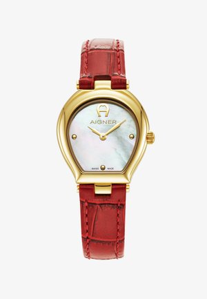 Gouden horloge met een parelmoeren wijzerplaat en gouden wijzers. Het heeft een rode, gestructureerde leren band en een opvallende druppelvorm.