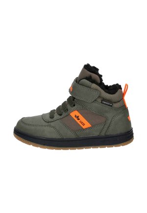Grüner High-Top-Sneaker mit schwarzem, flauschigem Futter, orangefarbenen Akzenten und grauen Mesh-Elementen. Mit schwarzer Gummisohle und einem Velcro-Verschluss.