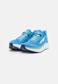 Blauwe sportieve schoenen met een gestructureerde bovenkant, vetersluiting en een contrasterende witte tussenzool. Bevat een donkerblauwe rubberen buitenzool.