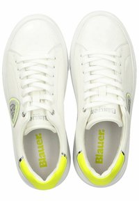 Sneaker bianche realizzate in materiale sintetico liscio, con punta rotonda, design con lacci, dettagli verdi sul tallone e interno con marchio.