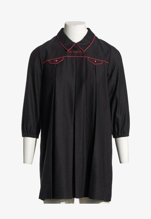Robe noire à manches longues avec des détails en passepoil rouge sur le col et la poitrine, des boutons décoratifs et un devant ample plissé.