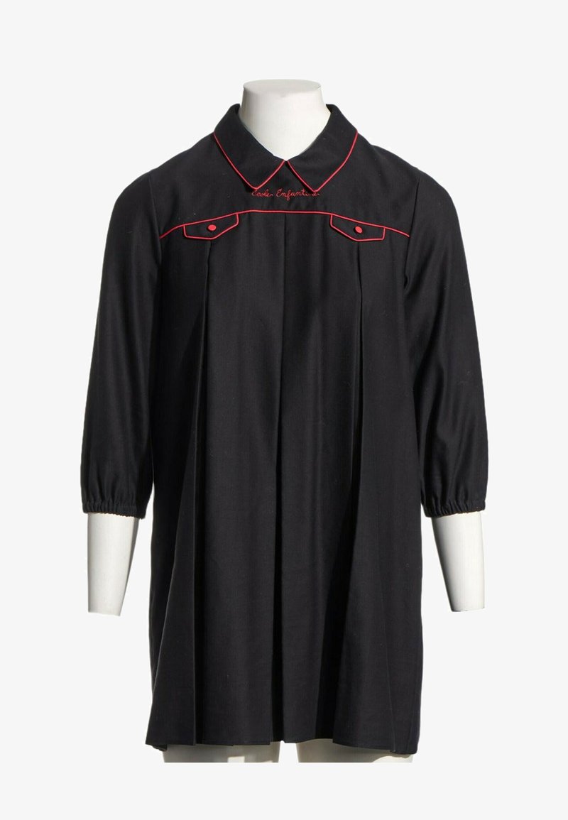 Robe noire à manches longues avec des détails en passepoil rouge sur le col et la poitrine, des boutons décoratifs et un devant ample plissé.