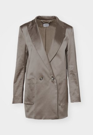 Dubbelbreasted blazer van taupe satijn, met pieklapels, twee voorzakken en een gladde textuur. Knopenaccenten aan de voorkant.
