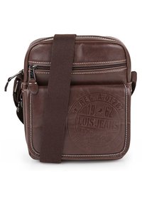 Bolso bandolera de cuero marrón con correa ajustable, detalle de logo en relieve, bolsillo frontal con cremallera y costuras en contraste. Forma cuadrada, textura suave.