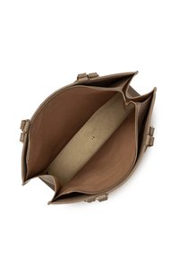 Borsa a tracolla in pelle marrone con un ampio interno, caratterizzata da un design suddiviso, una texture liscia e una chiusura con zip e dettagli in hardware dorato.