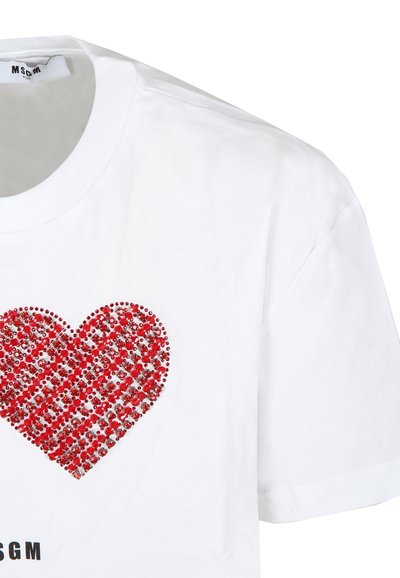 Witte T-shirt met een groot rood hartdesign gemaakt van pailletten, voorzien van een ronde hals en korte mouwen. Tekst "MSGM" onder het hart.