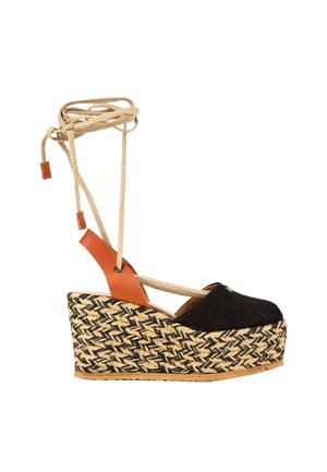 Sandale espadrille à semelle compensée avec bout en tissu noir, semelle plateforme tressée naturelle et noire, bride de talon en cuir camel et longues lanières beige à nouer à la cheville.