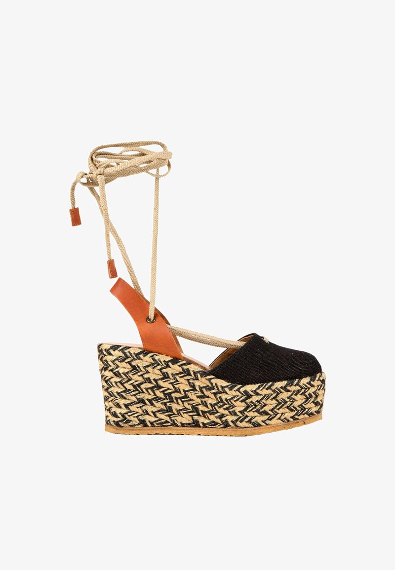 Sandale espadrille à semelle compensée avec bout en tissu noir, semelle plateforme tressée naturelle et noire, bride de talon en cuir camel et longues lanières beige à nouer à la cheville.