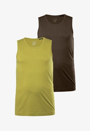 Twee mouwloze katoenen tanktops in olijfgroen en bruin. Beide hebben een ronde hals, een gladde textuur en een subtiel logo op de borst.