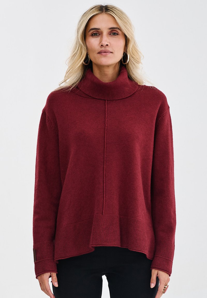 Burgundowa sweter dzianinowy z wysokim, prążkowanym kołnierzem, opadającymi ramionami i prążkowanym wykończeniem. Miękka tekstura z subtelnymi detalami szwów.