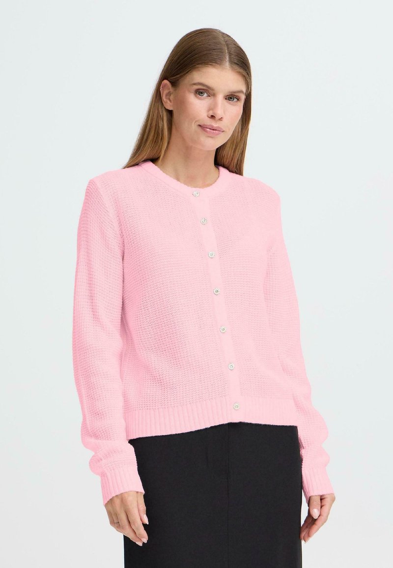 Rosa virkad cardigan med rund halsringning, knappstängning framtill, ribbade muddar och fåll samt ett texturerat mönster. Designad för en avslappnad passform.