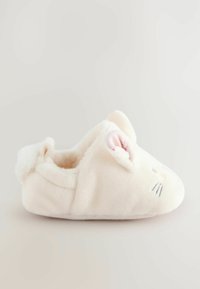 Chausson en polaire blanche et douce en forme de souris, avec des oreilles intérieures roses, des moustaches brodées et un accent en queue duveteux à l'arrière.
